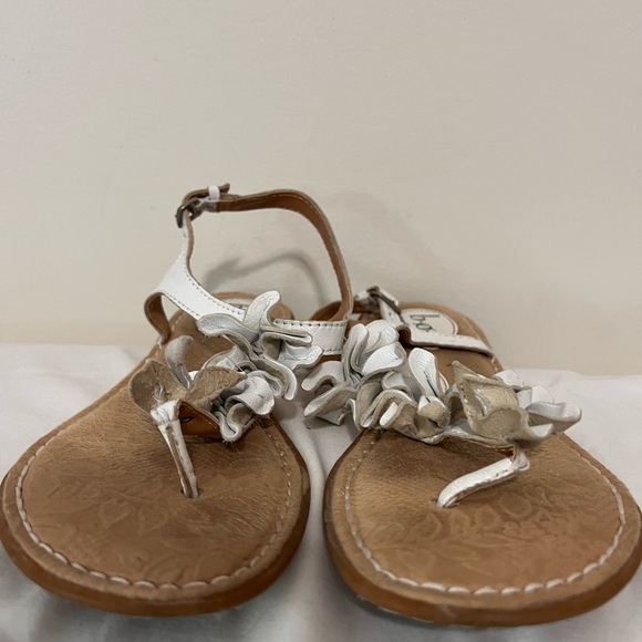 B.O.C. White leather flat sandal in size 9 - Picture 4 of 12